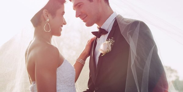 Comment choisir une étole de mariage en sergé de soie idéalement